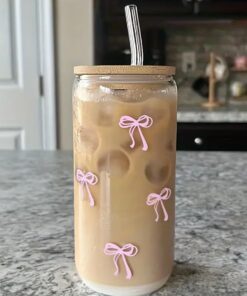 Multifunktionales Eiskaffee Glas mit Deckel und Strohhalm, 16oz/500ml Trinkglas, Smoothie Becher Tasse mit Schleife