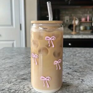 Multifunktionales Eiskaffee Glas mit Deckel und Strohhalm, 16oz/500ml Trinkglas, Smoothie Becher Tasse mit Schleife