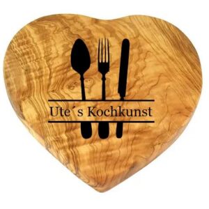 Personalisiertes Servierbrett Olivenholz als Geschenk für Küchenfee & Hobbykoch 25x24cm