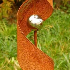 Gartendekoshop24 – Metall Roststab Outdoor, 117 cm, handgemacht, 2 Edelstahlkugeln, moderne Gartensteckeridee.