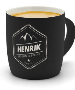 printplanet Kaffeebecher Henrik graviert - SoftTouch Matt Schwarz - Mountain Spring Design Gravur