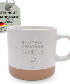 Handgefertigte Steingut-Tasse 'EINATMEN AUSATMEN LÄCHELN' 360 ml – Rustikales Sprenkeldesign – Mikrowellen- & Spülmaschi