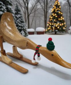 Kinaree Lustige Deko Ente aus Bambus auf Ski | perfect Weihnachtsdeko für Wohnzimmer und Büro | handgefertigte Holzfigur