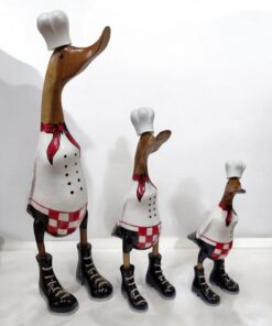 Kinaree Deko Ente aus Holz – Koch-Outfit mit Mütze und Schürze – Küchen-Dekoration und Geschenkidee (S: 28x9x14cm) Kin
