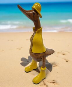 Kinaree Handgefertigte Holz Deko Ente mit Regenmantel - Nachhaltige Holzfigur im Strandlook (Groß) Kinaree Massivholz