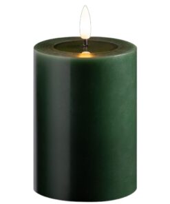 Kleine LED Stumpenkerze grün mit Echtwachspiegel ON/OFF-Timer 6H, 2 AA Batterien nötig, Flackereffekt, 7,5cm ø x 10cm H