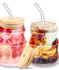 BUOAZR Latte Macchiato Gläser für Eiskaffee und Eistee - 2 Stück 530ML Gewellte Glasbecher mit Deckel und Reinigungsbürs