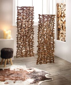 Rustikal dekoriertes Raumteiler-Objekt aus Rattan & Holz | GLenumerskulptur als Rustikal dekories Paravent aus Rattan &