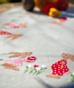 Vervaco Osterhasen Stickpackung Tischdecke für Erwachsene: Kreative Vorgezeichnete Decke, 80x80 cm - Stickset mit Tulpen