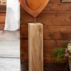 Dekosäule Rostherz aus Holz, großes Metall-Herz in Rost-Optik, Eingangsdeko
