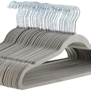 Amazon Basics Samtbasierter Kleiderbügel für Anzüge, schmal, rutschfest, 50er-Pack Global Recycled Standard