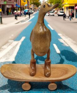 Kinaree Deko-Ente aus Holz mit Skateboard –modernes Design, Haus-dekor, Geschenkidee