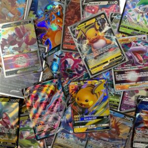 PokeMon 3 zufällige V/GX/EX/VMAX/VStar Ultra Rare sehr seltene Karten + 1 Heartforcards Toploader für Sammler für Spielc