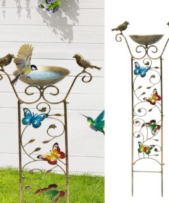 Vogeltränke für Schmetterlinge Winterfest mit Musterdesign steht im Garten für Vögel (Schmetterling)