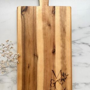 Großes Servierbrett Akazie Hochzeitsgeschenk mit Namen und Datum Großes Servierbrett Olivenholz Paigeschenk Herz zur Hoc