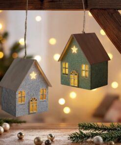 Spetebo LED Filz Haus zum Hängen - Weihnachtsdeko mit Holzdach und warmem Weiß - 12x9 cm - Deko Winterdorf inklusive Bat