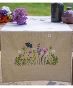 VERVACO Tischlauch Stickpackung LILA GARTENPRACHT für Erwachsene Kreatives Geschenk ca. 40 x 100 cm