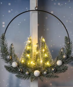 LED Metall Dekoring - warm weiß beleuchtet - Weihnachts Deko Aufhänger 30 cm - Advent Winter Kranz mit Tannen und Weihna